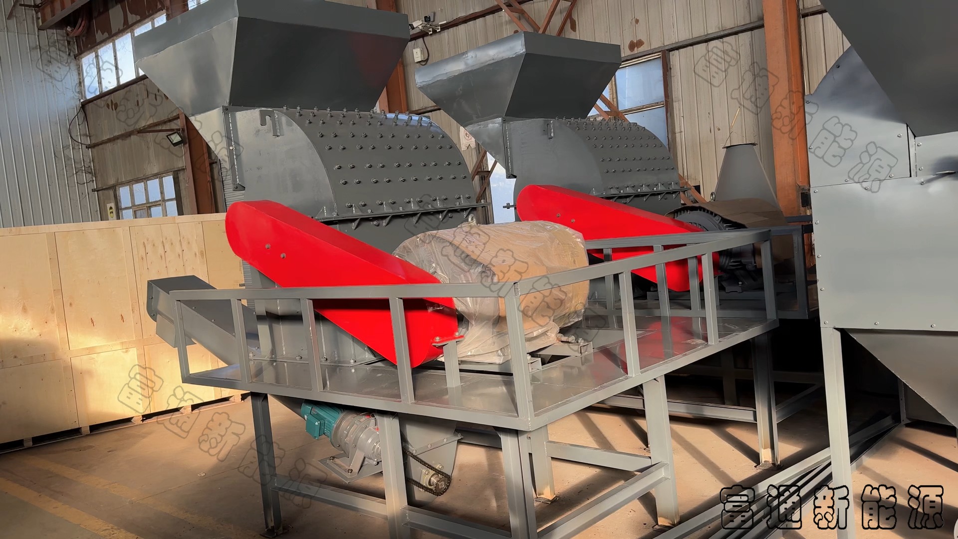 兩臺下出料1000型木材粉碎機順利完工，即將發貨